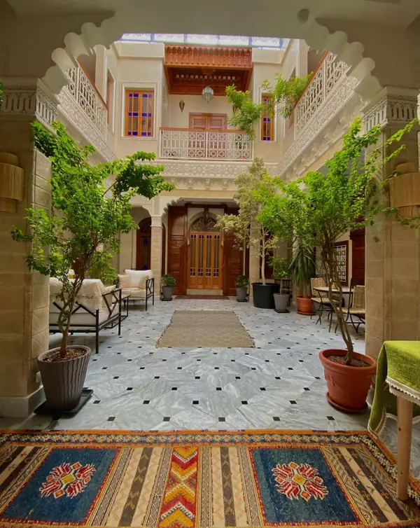 Le patio vu d’en face, les tapis et les plantes