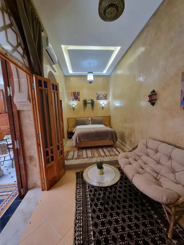 Une chambre, le lit et son fauteuil