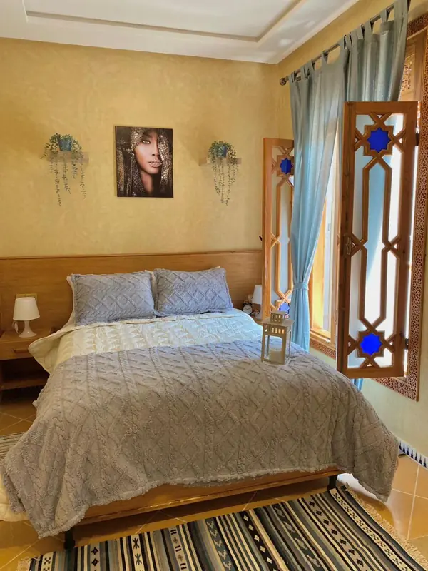 La chambre, le lit et la fenêtre sur la galerie