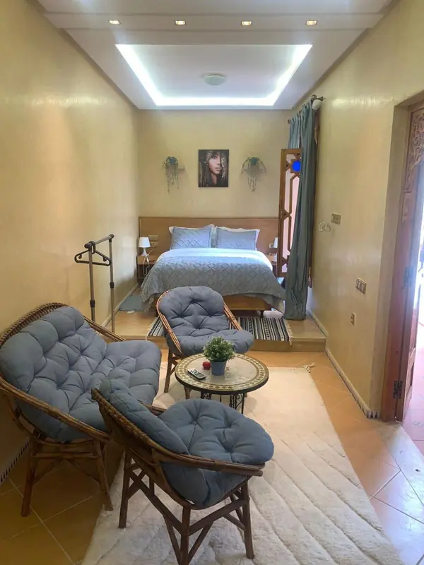 Le coin salon de la même chambre