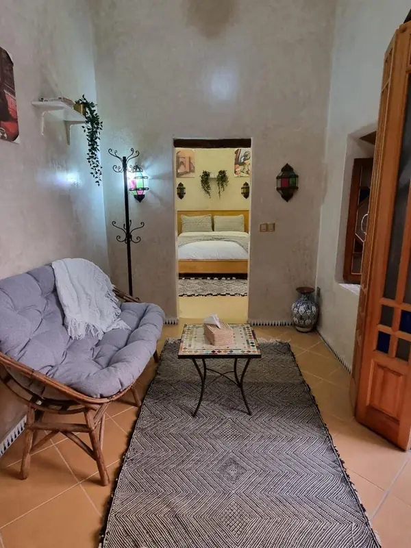 Une chambre vue depuis son coin salon