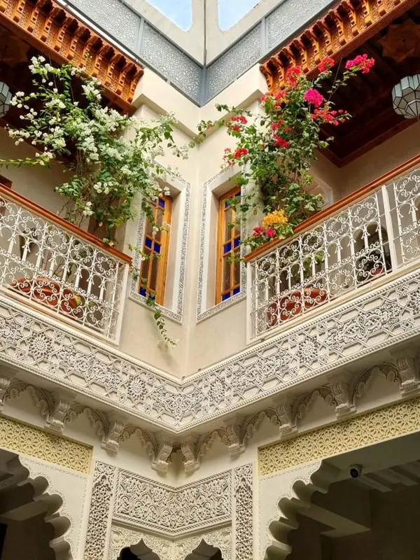Les balcons fleuris au-dessus du patio