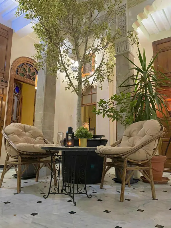 Les fauteuils devant la chambre, côté patio