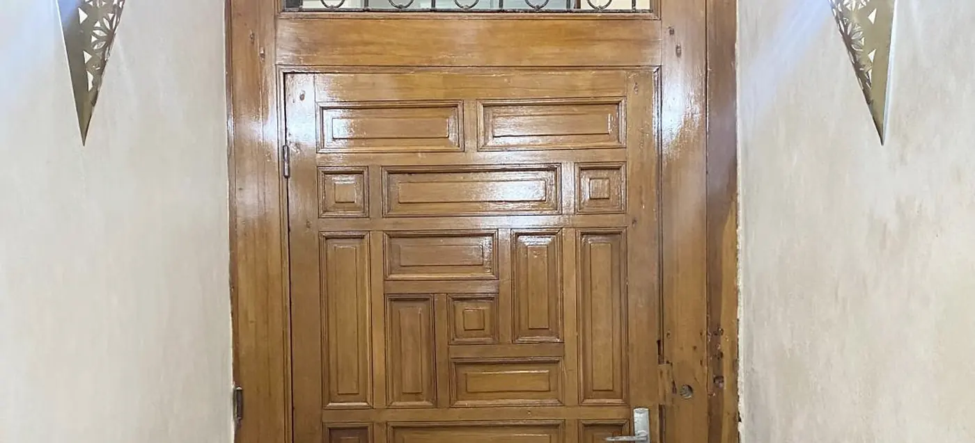 La porte en bois sculpté de la maison