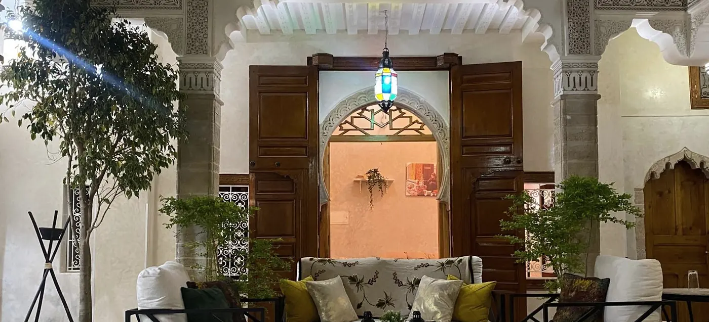 Le patio le soir, l’arc festonné au-dessus de la porte éclairée