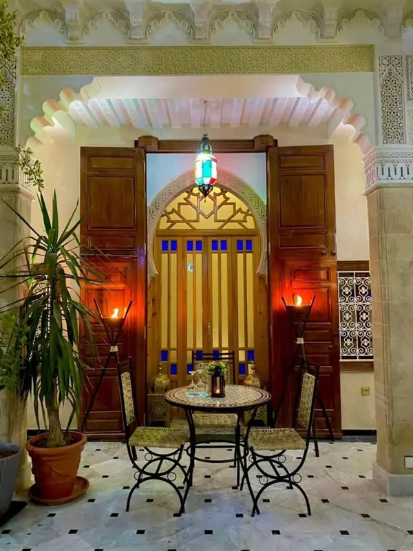 Une porte du patio éclairée le soir