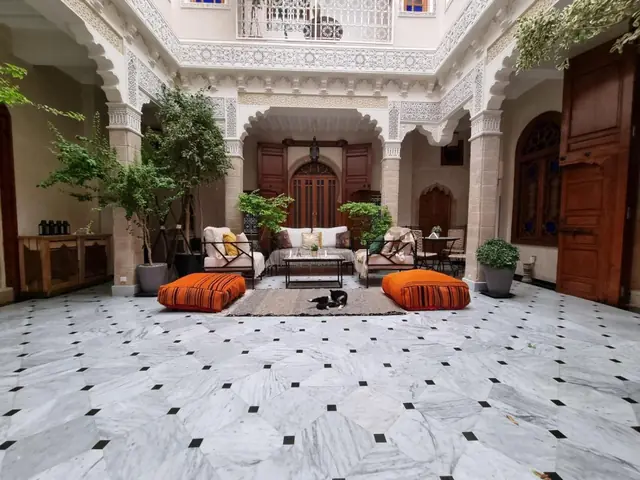 Les poufs orange du patio