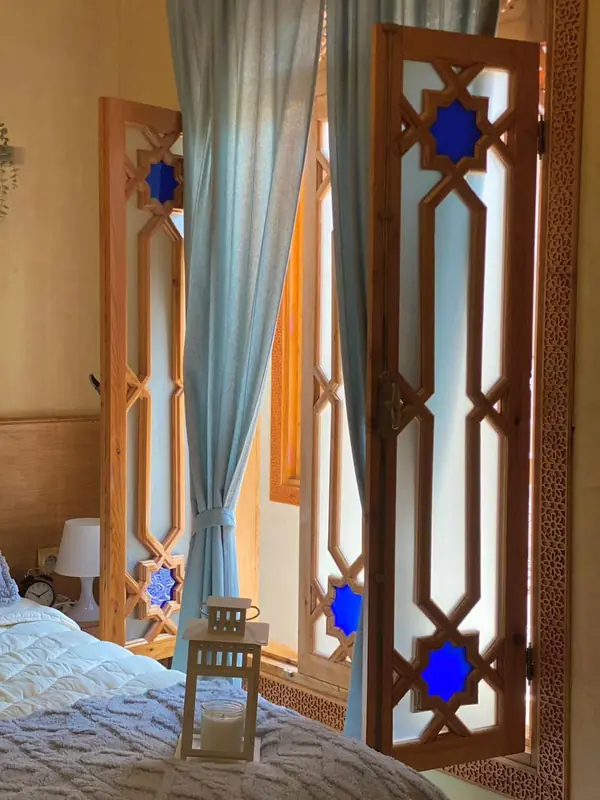 La fenêtre à vitraux bleus