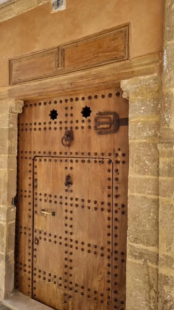 La porte cloutée de la maison, rue El Kobba