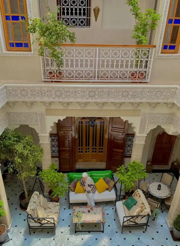 Le patio à travers le fer forgé de l’étage