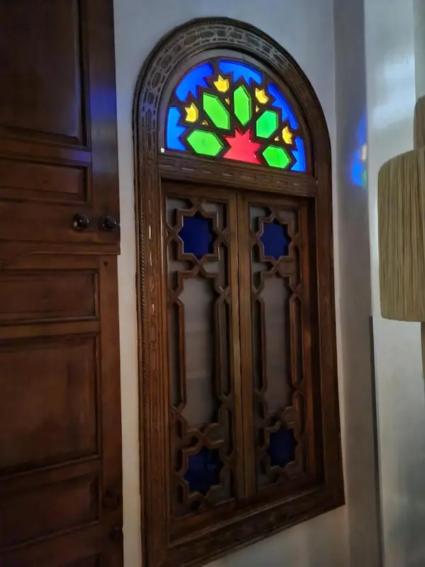 Une porte aux vitraux de couleur