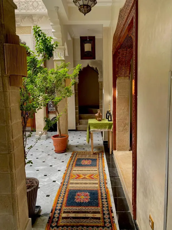 Un couloir et son tapis