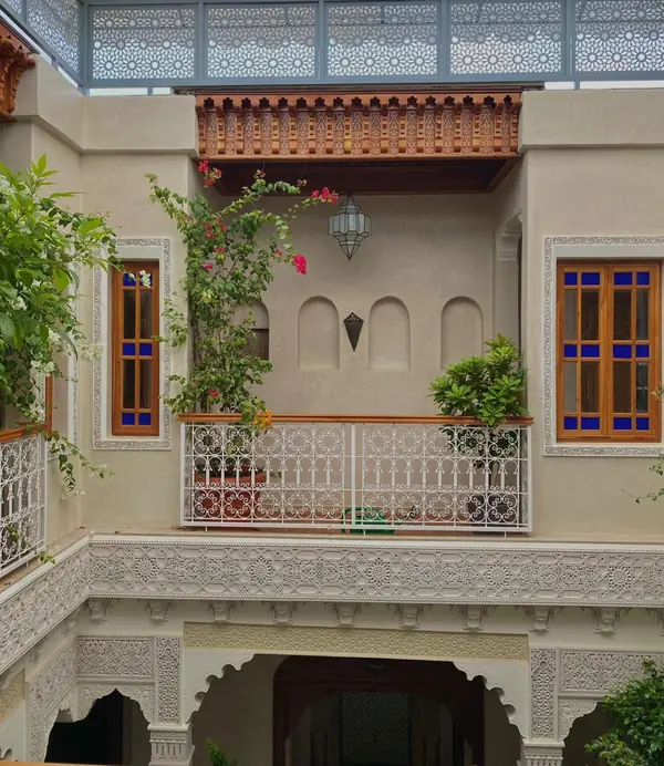 Le patio vu de l’étage, les balcons de bois et de fer forgé