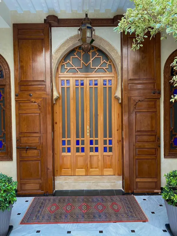 Une porte du patio sous son arc