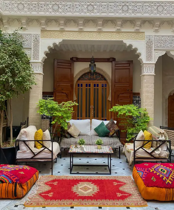 Le patio, ses arcs et ses banquettes