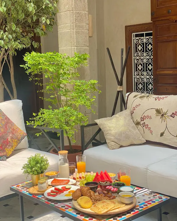 La table du petit-déjeuner et ses jus