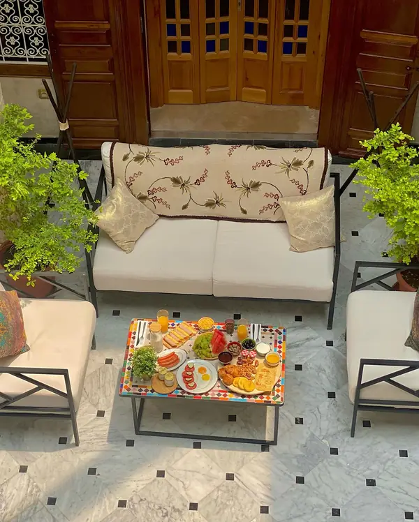 Le petit-déjeuner servi dans le patio