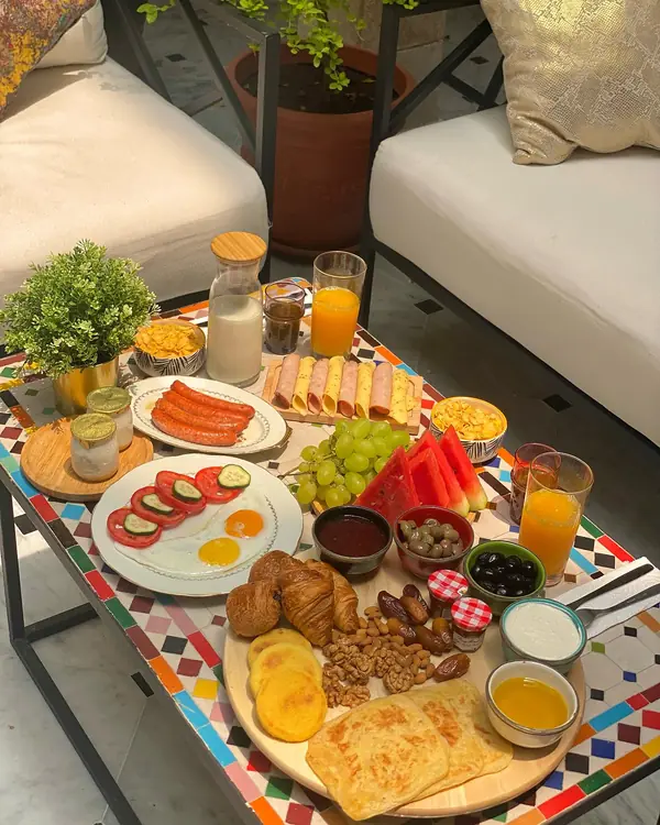 Le petit-déjeuner du matin sur une table en zellige