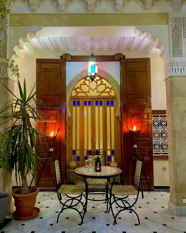 Une porte aux vitraux, le soir