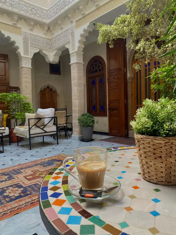 Un café sur la table en zellige