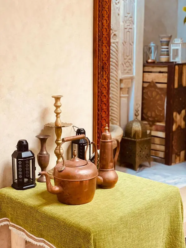 Théières en cuivre sur une nappe verte