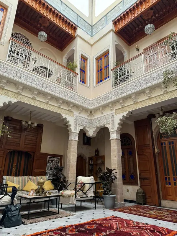 Le patio vu depuis la galerie du rez-de-chaussée, les arcs et les balcons