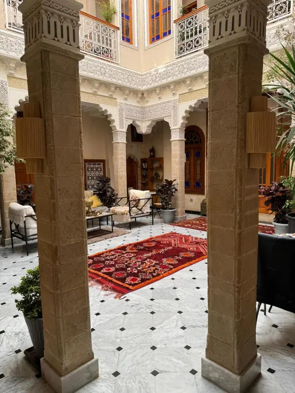 Les colonnes du patio et un tapis rouge