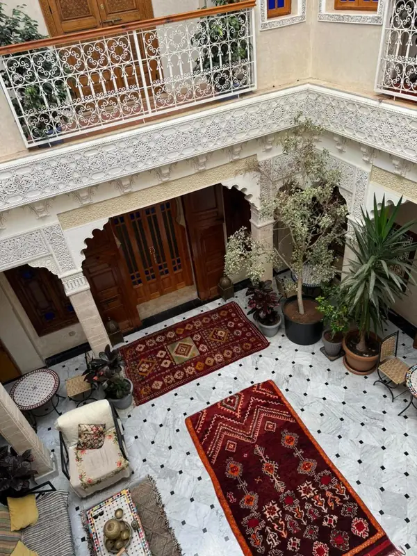 Le patio vu d’en haut, les tapis rouges